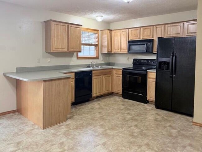 Building Photo - COMING SOON! Ozark 3 Bed / 2 Bath