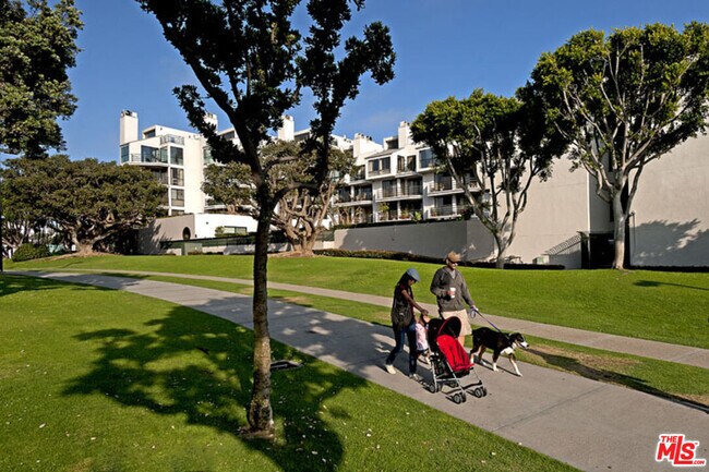 Foto del edificio - 2960 Neilson Way