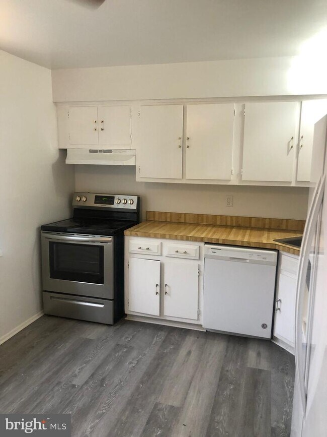 Building Photo - 1601 Silver Ct