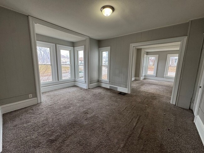 Foto del edificio - 5 bedroom 2 bath house in Moline