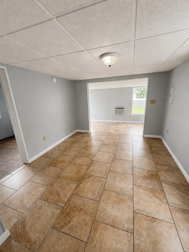 Foto del edificio - Cute 2BR/2BA HUGE ENCLOSED PORCH, Next to Stewart Middle, Tile Floors!