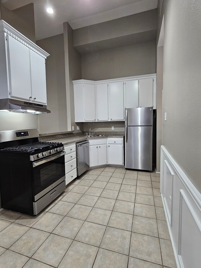 Kitchen w/Stainless Steel Appliances - 10217 Kilarney Dr