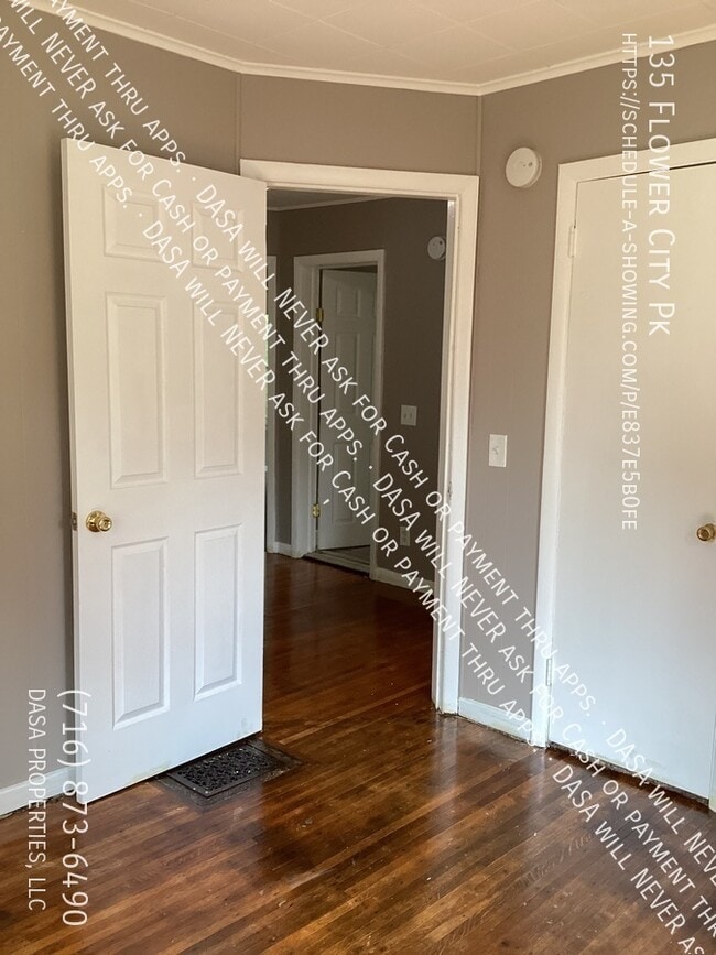 Building Photo - 135 Flower - 4 Bed / 1 Bath