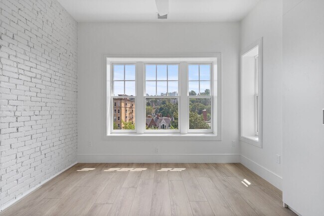 Foto del edificio - 300-1581 Beacon St