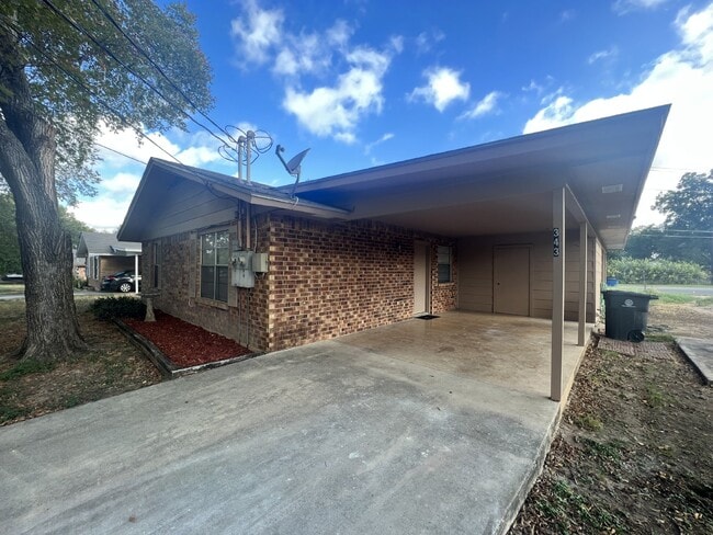 Building Photo - Adorable 2-Bedroom Duplex Just Minutes from Downtown New Braunfels!