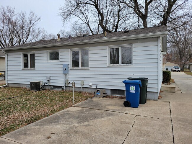 Building Photo - 2023 Valley Park Dr