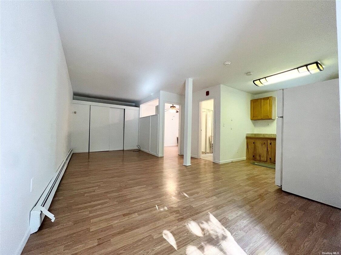 320 S Country Rd Unit 7B, Brookhaven, NY 11719 Room for Rent in