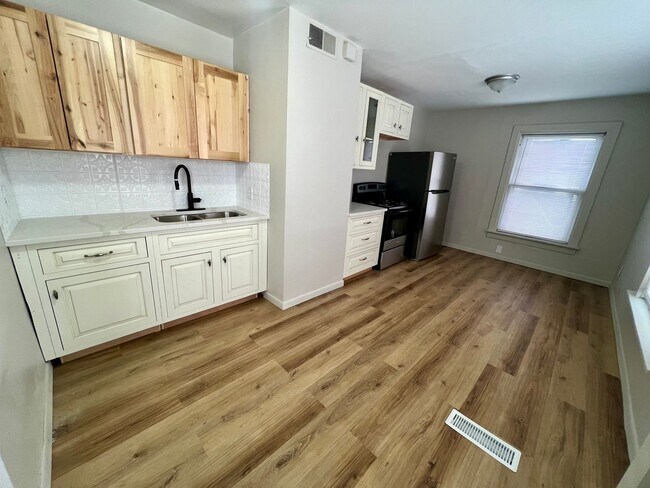 Building Photo - $895 - 2 bed 1 bath beautiful apartment