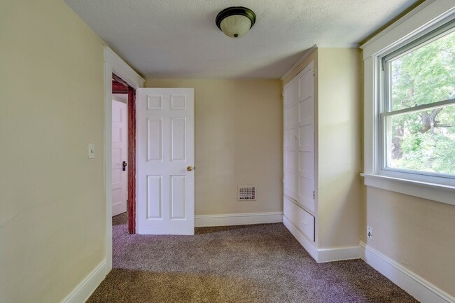 Building Photo - Cute 3 Bedroom 1 Bath House Located in Wes...