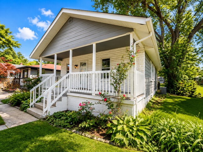 Foto del edificio - Charming North Linden Home with Fenced Backyard