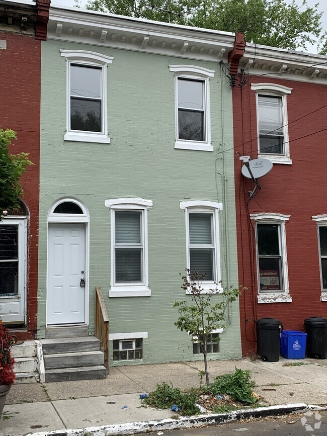 Building Photo - 747 E Woodlawn St