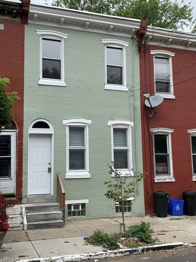Building Photo - 747 E Woodlawn St