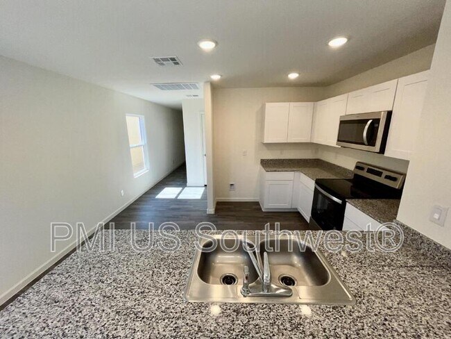 Building Photo - 2406 Village Dr