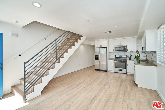 Building Photo - 965 S Lorena St