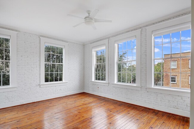 Foto del edificio - 321 W Broughton St
