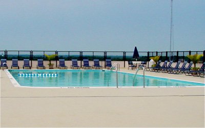 Rooftop Pool - 4515 Willard Ave