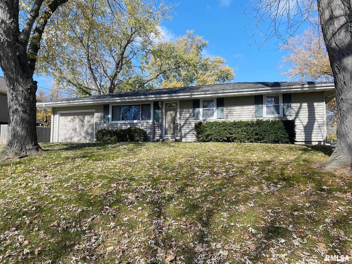 Primary Photo - 1829 W Daytona Dr