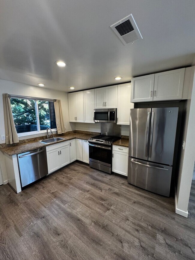 Foto del edificio - Gorgeous Updated 3-Bedroom Townhome in Pri...