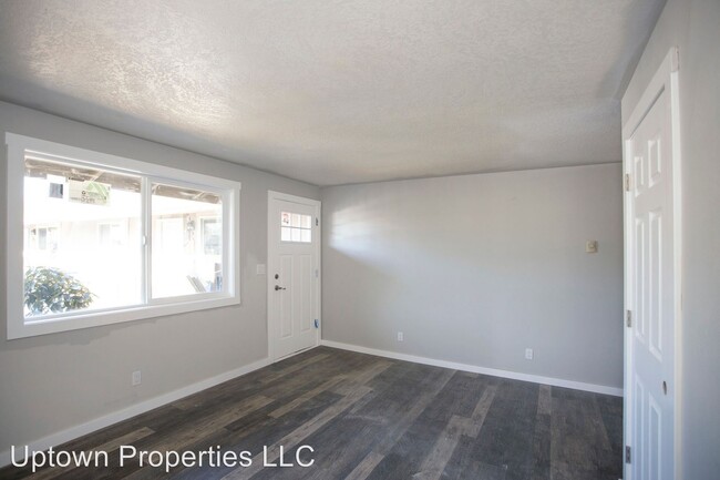 Building Photo - 1374 SE Cedar St
