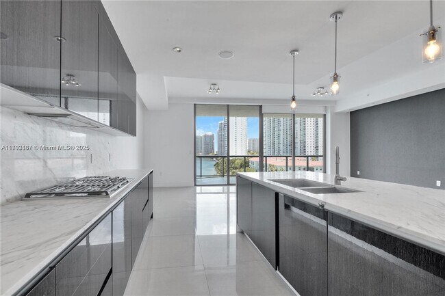 Foto del edificio - 3300 NE 188th St