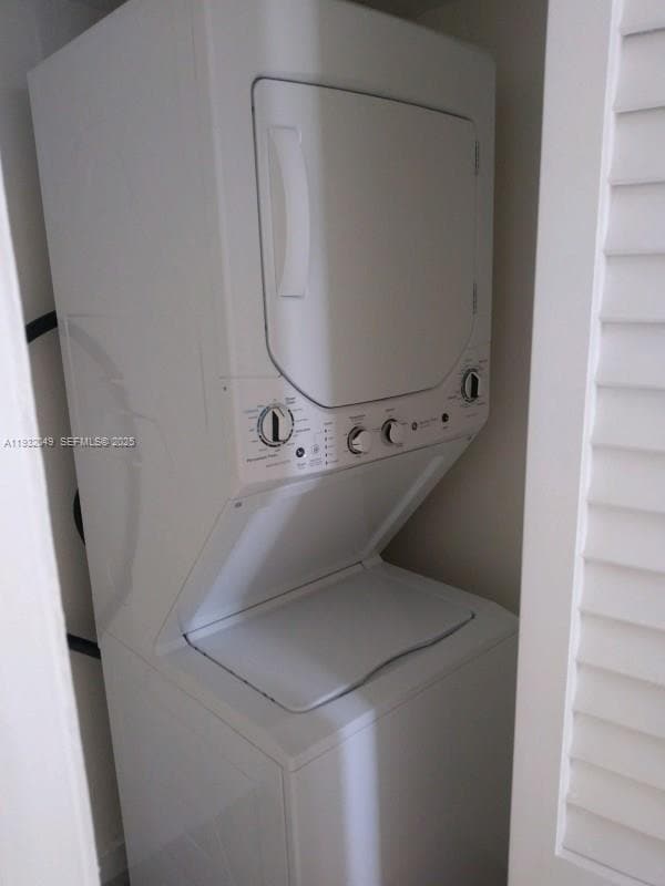 Foto del edificio - 7975 Crespi Blvd