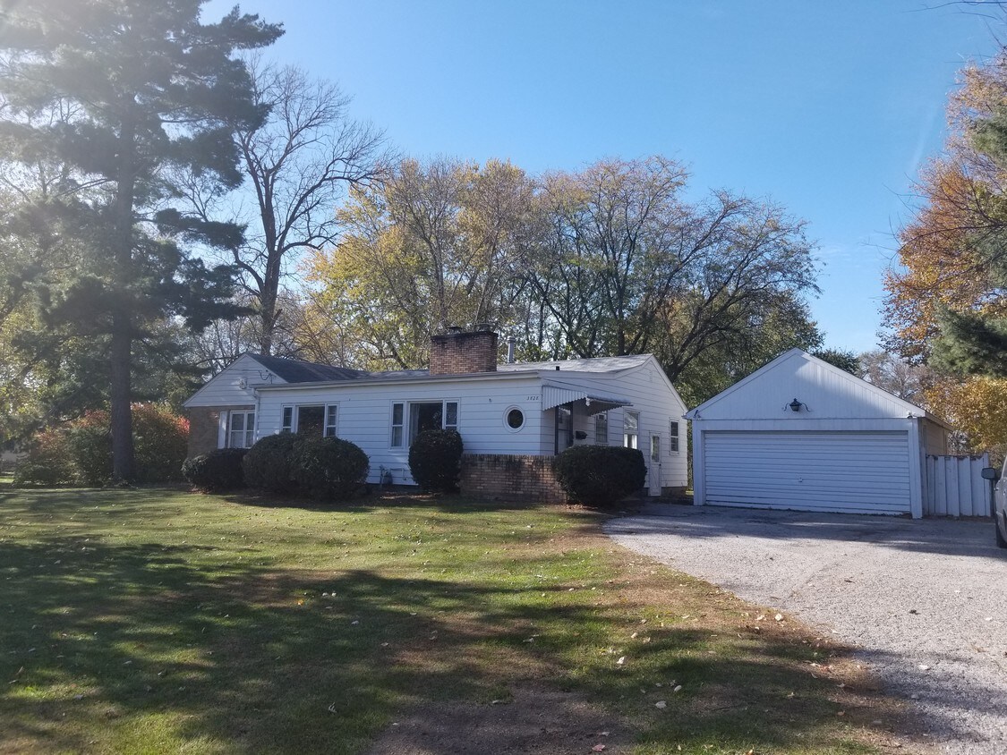 3828 Jersey Ridge Rd, Davenport, IA 52807 House for Rent in Davenport
