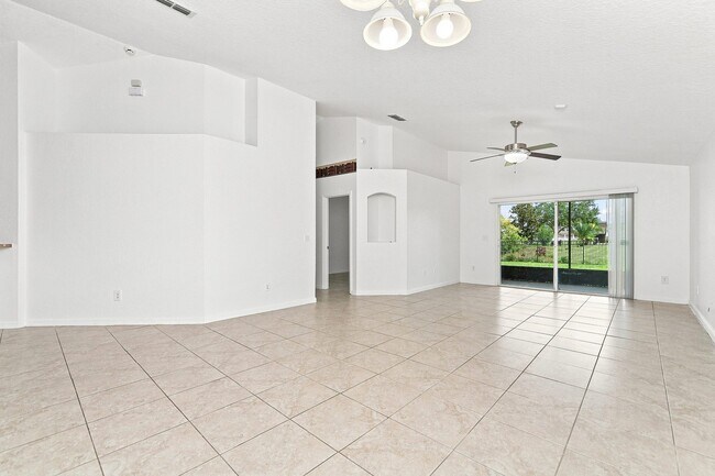 Building Photo - 2821 Maguire Dr