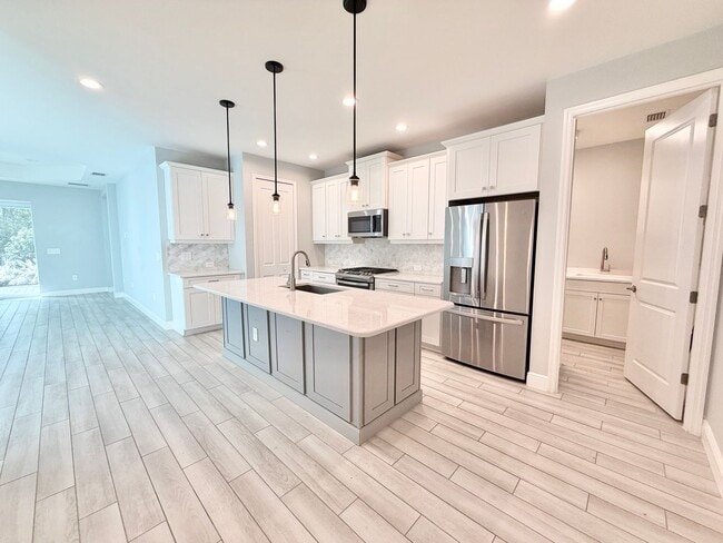 Foto del edificio - ** MARQUESA ISLES ** 3 BED + DEN / 2 BATH - LUXURY VILLA - GARAGE - PET OK! - ANNUAL RENTAL