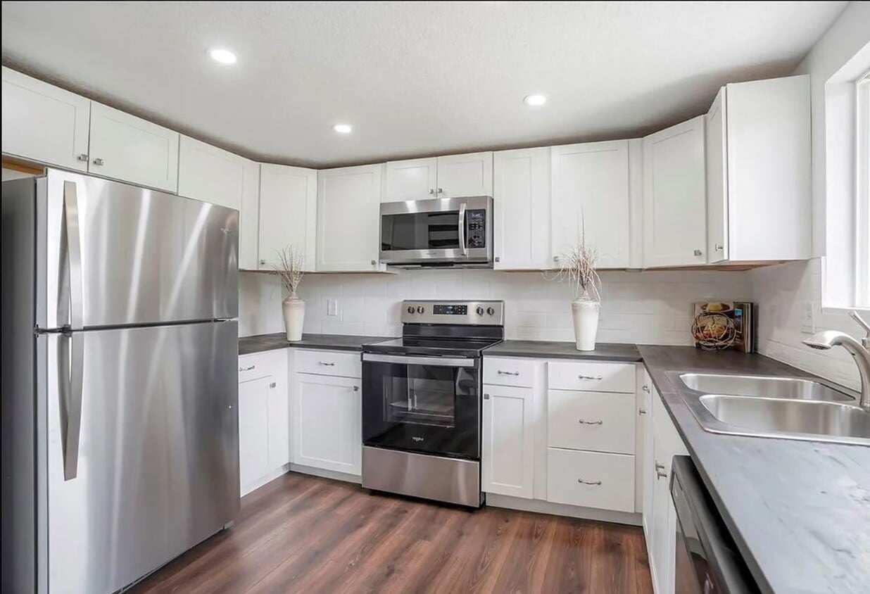 Fully Renovated Park Hill Townhome - 5 Bedrooms! - Fully Renovated Park Hill Townhome - 5 Bedrooms!