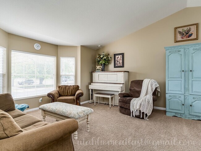 Building Photo - Beautiful, Comfortable Roy Home