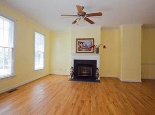 Building Photo - Gorgeous 4BR/3.5BA Townhouse in Desirable ...