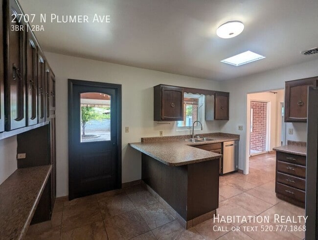 Building Photo - 2707 N Plumer Ave
