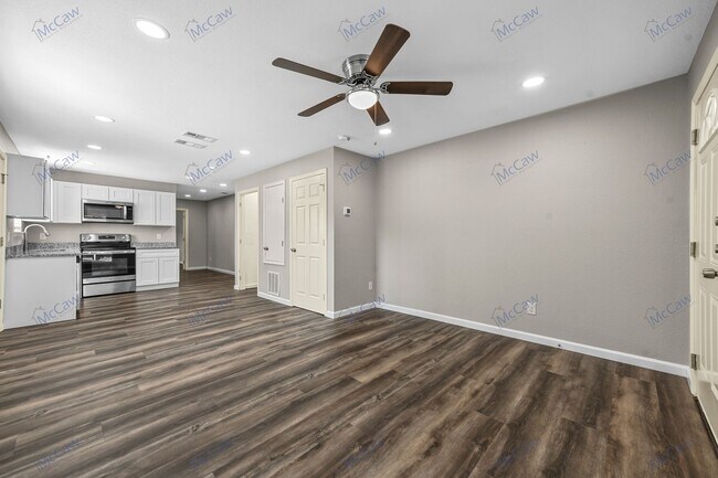 Building Photo - Modern Living in a 1/1 in Irving!