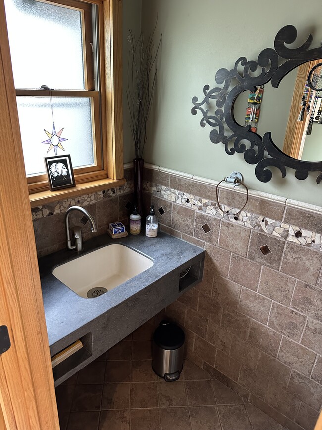 Building Photo - 16 Gibbons Ln