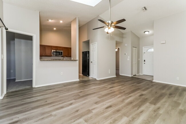 Foto del edificio - 10935 Livingston Dr