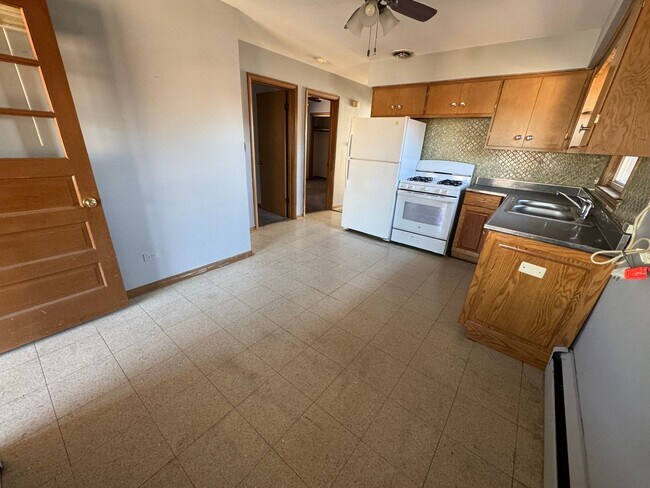 Foto del edificio - 8244 W Forest Preserve Ave