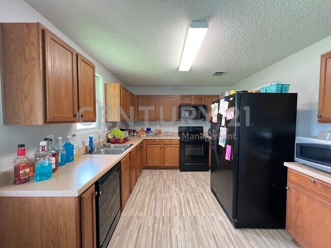 Foto del edificio - Spacious 2-Story 3/2/2 Home with Versatile...