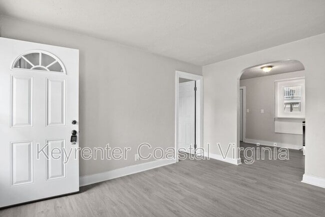 Building Photo - 9569 6th Bay St