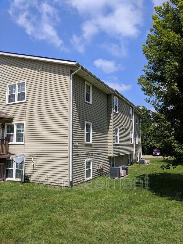 Foto del edificio - 2218 Emerald Dr