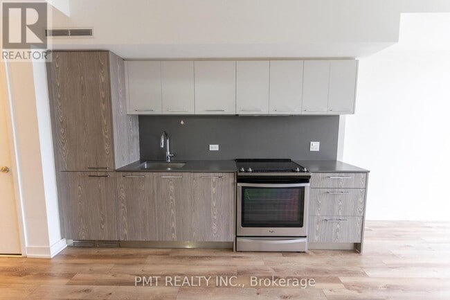 Photo du bâtiment - 30 Baseball Pl