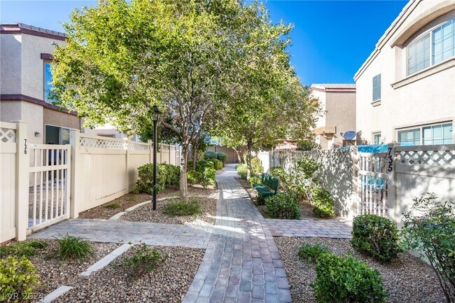 Building Photo - 744 Tree Vista Ct