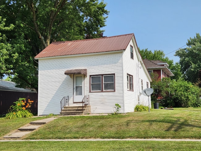 Building Photo - 714 8th St NE