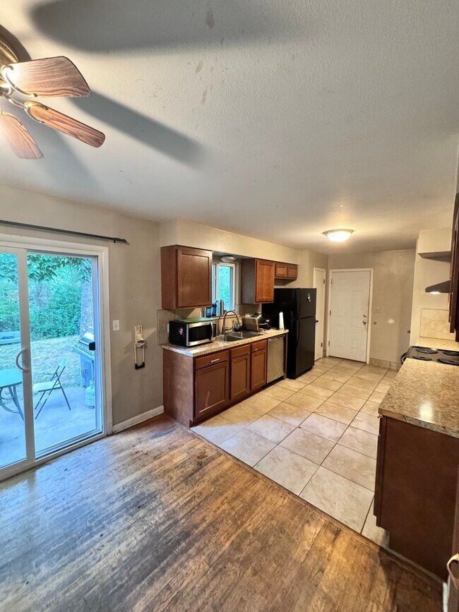 Building Photo - 5 Bedroom/2 Bath House in Fort Collins! Av...