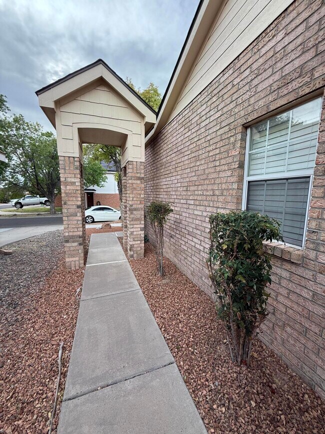 Foto del edificio - 7616 Copperfield Dr NE