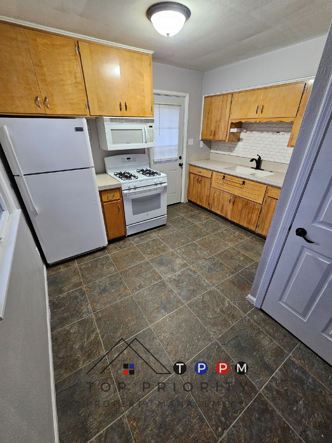 Building Photo - 2 Bedroom | 1 Bathroom Single-Family Home ...