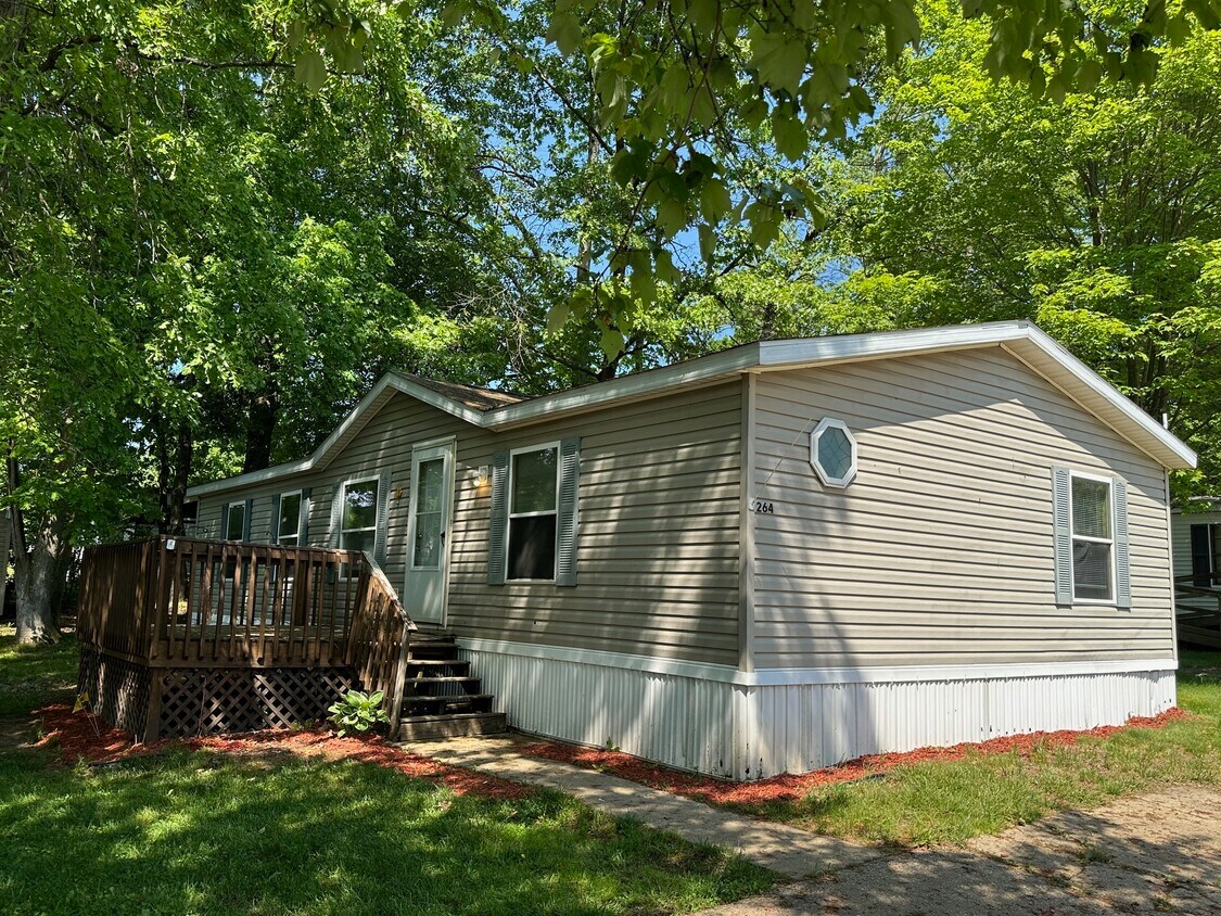 264 Timber Ln Unit 60, Battle Creek, MI 49037 Room for Rent in Battle
