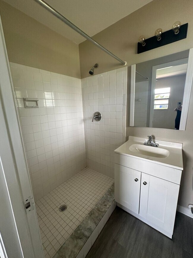 Building Photo - 3 bedroom home with fenced yard