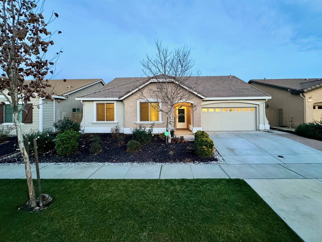 Primary Photo - 5555 Peach Tree Dr