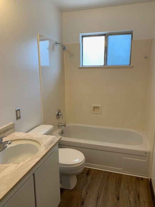 Foto del edificio - 2 Bed 1 Bath Second Floor Unit