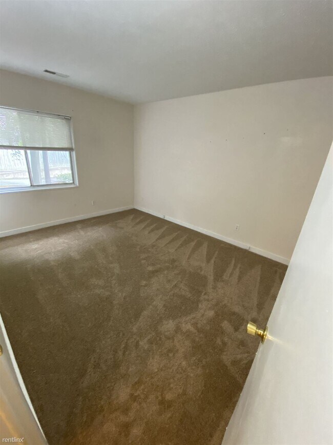 Building Photo - 3 br, 1.5 bath Condo - 5232 Castlewood Rd